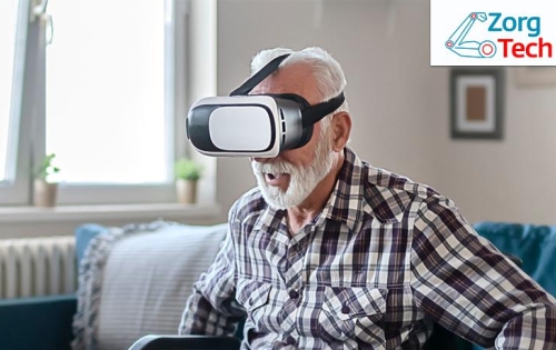 Oudere man in rolstoel met een VR bril op. Rechtsbovenin staat het logo van ZorgTech