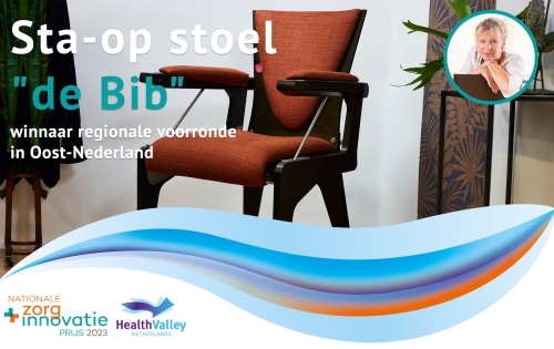 Een foto van de Bib stoel. Rechtsboven een foto van Ineke Marsman. Over de foto staat de tekst 'Sta-op stoel "de Bib" winnaar regionale voorronde in Oost-Nederland'. Linksonderin de logo's van de Nationale Zorginnovatieprijs en Health Valley